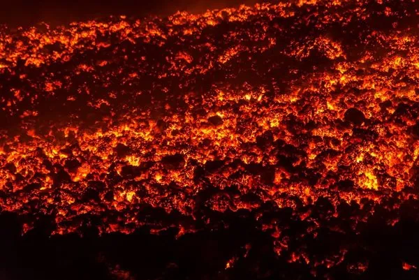 Etna, lav ve kül püskürtmeye devam ediyor.