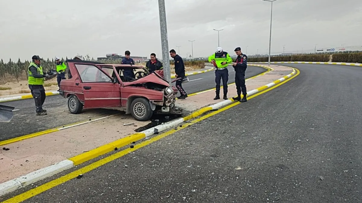 Aksaray’da feci kaza! Otomobil aydınlatma direğine çarptı: 1 ölü, 1 yaralı Aksaray’da feci kaza! Otomobil aydınlatma direğine çarptı: 1 ölü, 1 yaralı