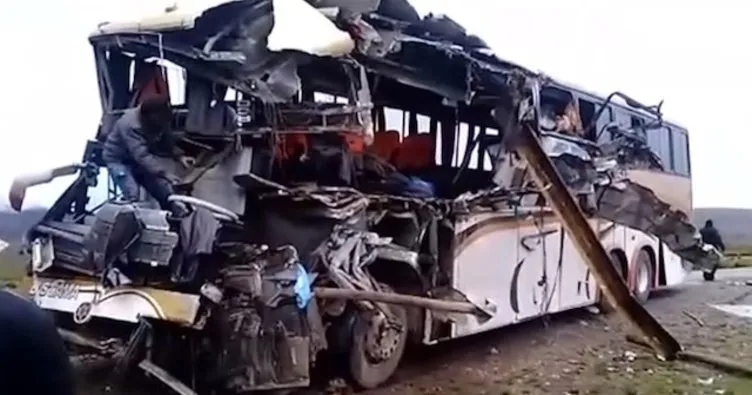 İki otobüs kafa kafaya çarpıştı: 22 kişi can verdi