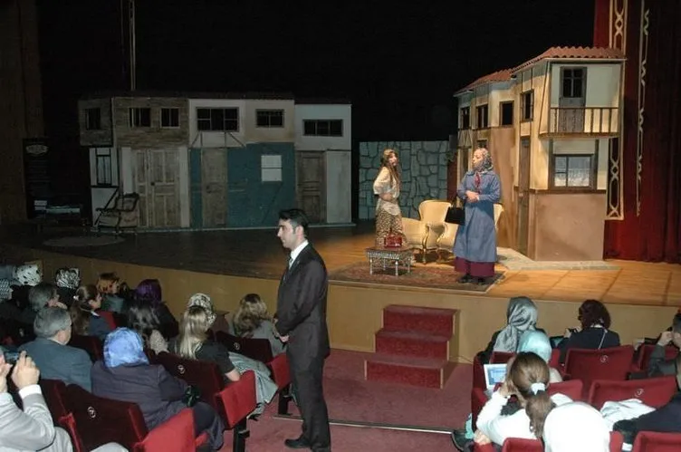 ’Huzur Sokağı’ tiyatro sahnesinde