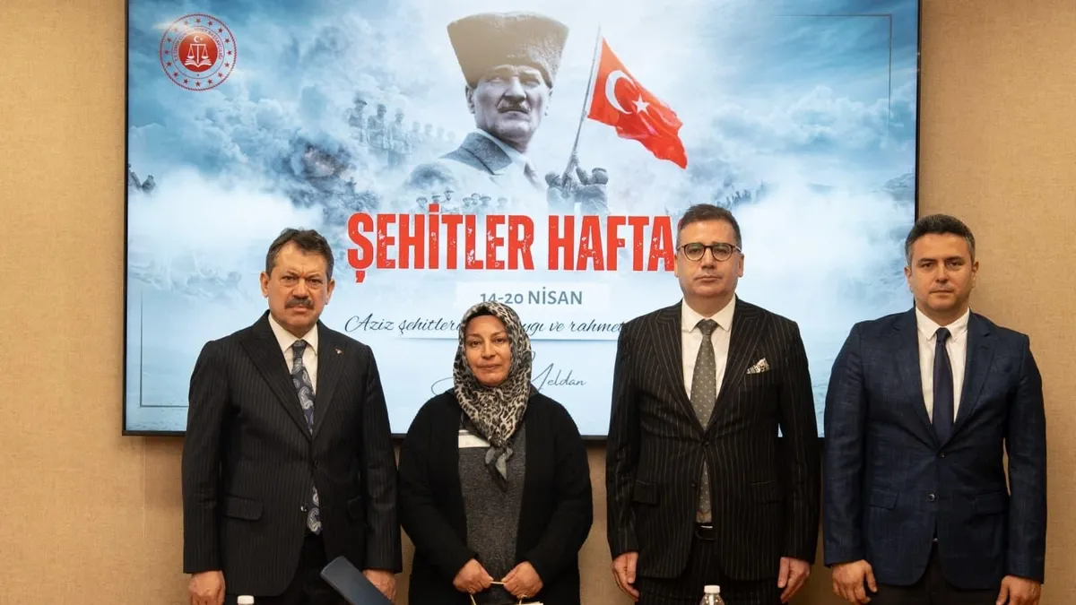 İzmir Adliyesi’nde şehit yakınları ağırlandı İzmir Adliyesi’nde şehit yakınları ağırlandı