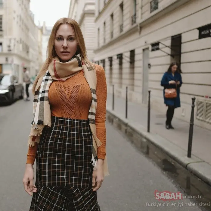 Güzel oyuncu Meryem Uzerli Paris sokaklarında poz verdi! Siyah mini elbisesiyle görenleri büyüledi!