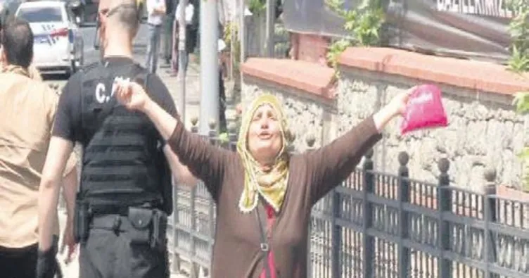 Acılı anneyi görünce konvoyu durdurdu