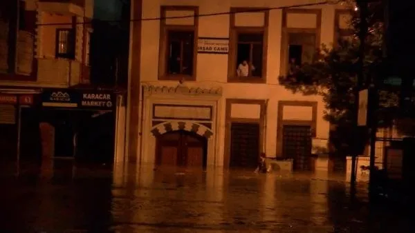 Son dakika: Meteoroloji'den İstanbul ve 6 il için turuncu, 15 ile sarı kodlu uyarı! Esenyurt'ta kuvvetli sağanak su baskınlarına neden oldu
