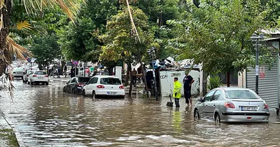 Mersin’de sağanak etkili oldu: Cadde ve sokaklar göle döndü