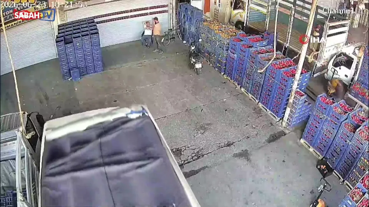 Kontrolden çıkan kamyonet, iş yerinde oturan adama çarptı | Video videosunu izle Kontrolden çıkan kamyonet, iş yerinde oturan adama çarptı | Video videosunu izle
