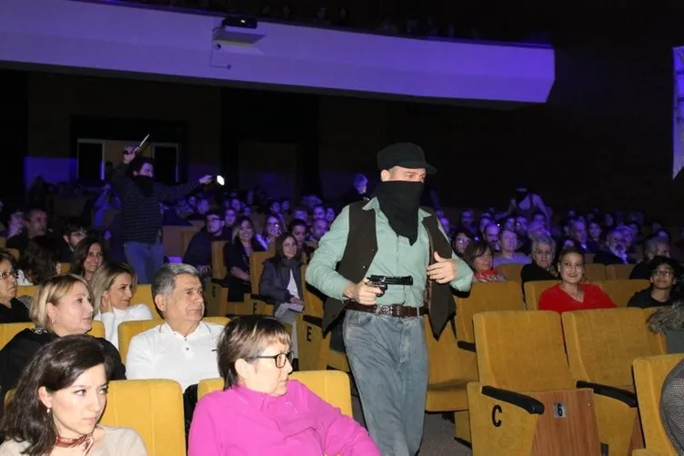 Öğrencilerin izlediği tiyatro oyunundaki silahlı sahneler tepki çekti