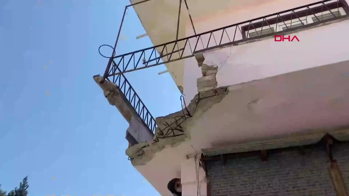 Aydın balkon çöktü, baba ve engelli oğlu yaralandı | Video videosunu izle Aydın balkon çöktü, baba ve engelli oğlu yaralandı | Video videosunu izle