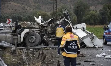 Sivas'ta feci kaza! Yolcu otobüsü ile TIR çarpıştı! 3'ü ağır 23 yaralı! #sivas