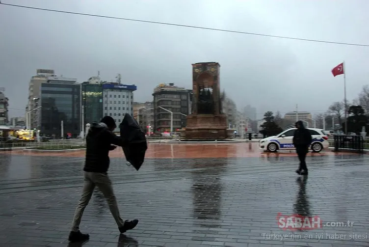 Taksim’de yağmur ve rüzgar vatandaşlara zor anlar yaşattı