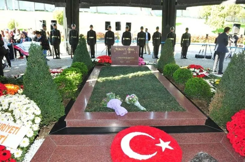 Turgut Ozal Mezari Basinda Anildi Son Dakika Haberler