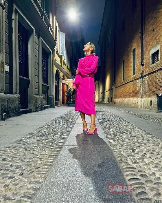 Ünlü şarkıcı Hadise pembe elbisesiyle göz doldurdu! İtalya’da olan Hadise’den yepyeni paylaşım!