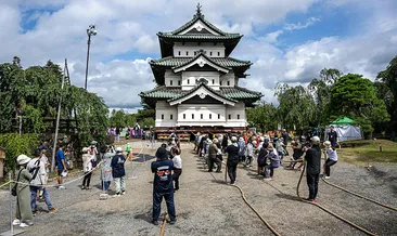 Japonya’da tarihi yapı eski yerine dönüyor: 400 tonluk dev kaleyi halatlarla çektiler