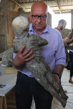 Pompei’deki kazılarda taşlaşmış bebek cesedi çıkarıldı