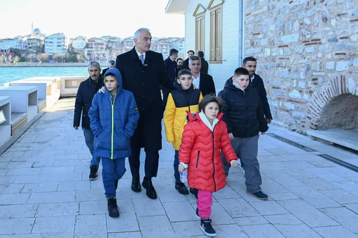 bakan-ersoy-turkiyenin-kalbine-dokunan-o-cocuklarla-bulustu-hayallerindeki-istanbulu-gorduler-1768032583744.jpg