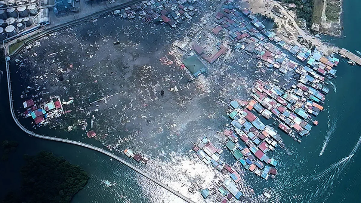 Malezya’da yüzen kasabada feci yangın: 1000 ev kül oldu