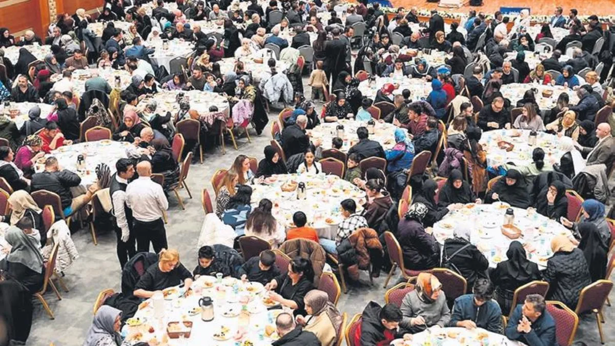 AK Parti İstanbul teşkilatı komşularıyla iftarda buluştu AK Parti İstanbul teşkilatı komşularıyla iftarda buluştu
