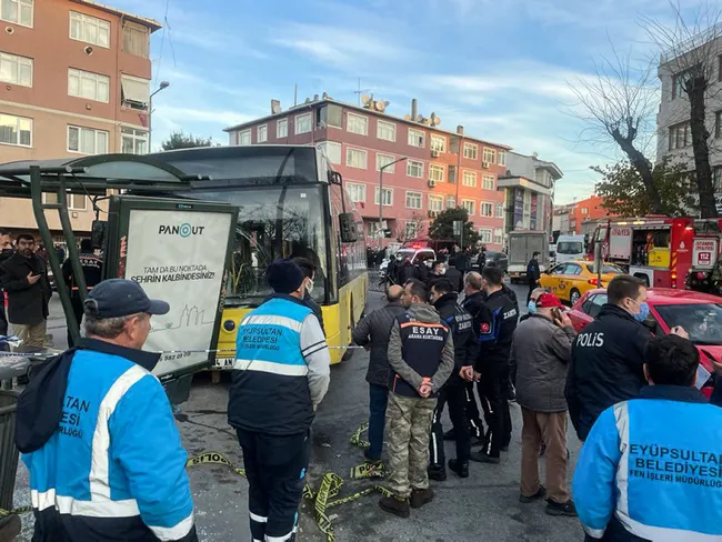 son-dakika-eyupsultanta-iett-otobusu-duraga-daldi-cok-sayida-kisi-yaralandi-1641450073119.jpg