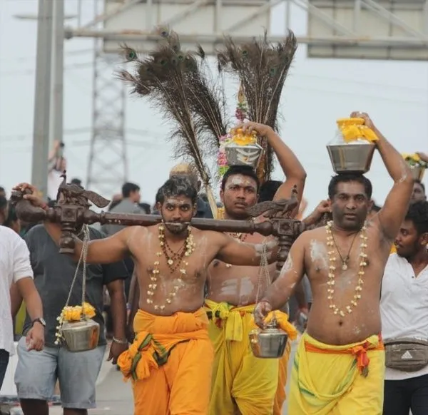 1,5 milyon Hindu Thaipusam için buluştu