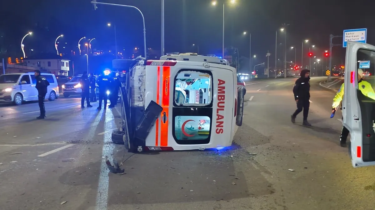 Karabük’te ambulans kazası! 3 sağlık çalışanı yaralandı Karabük’te ambulans kazası! 3 sağlık çalışanı yaralandı