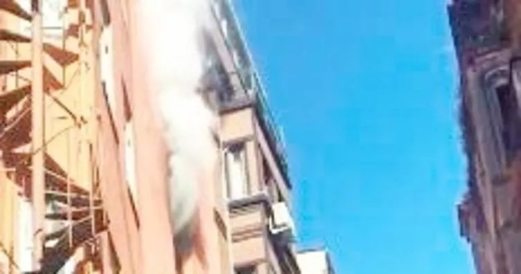İstanbul’da korkutan yangın! 2 kişi dumandan etkilendi