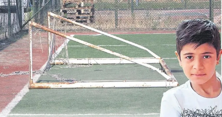 Halı sahada kale direği can aldı