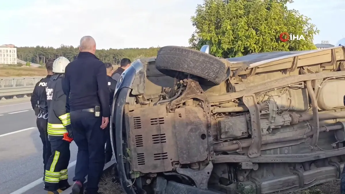 Küçük çocuğun içinde olduğu otomobili kaçırdı: Hırsız önce yayaya ardından 2 araca çarptı! | Video