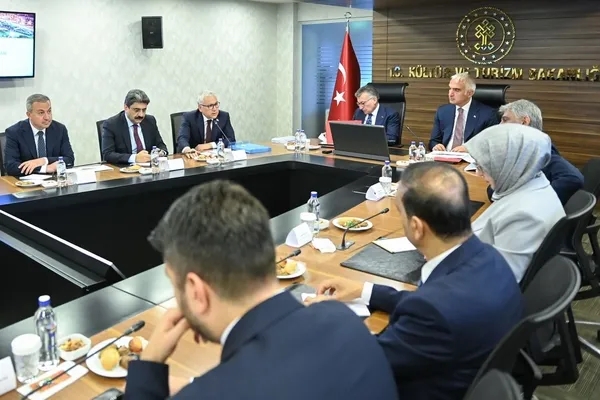 bakan-ersoy-sivas-heyetini-kabul-etti-kultur-gastronomi-ve-yatirim-basliklari-masaya-yatirildi-1781698789130.jpeg