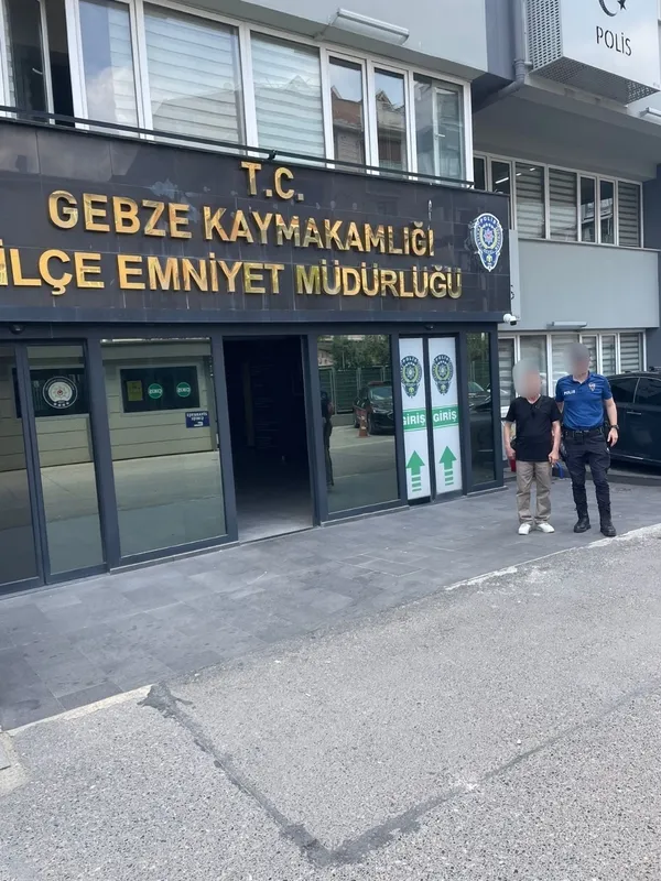 kocaeli-polisinden-kacamadilar-aranan-iki-hukumlu-ayni-gun-yakalandi-1781898037765.jpg