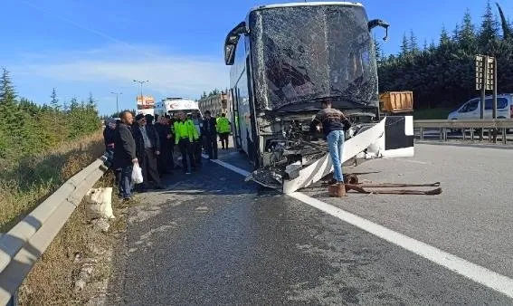 TEM’de yolcu otobüsü TIR’a çarptı: 13 yaralı var!