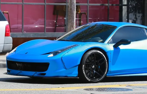 Justin Bieber Ferrari’sini açık artırmada sattı