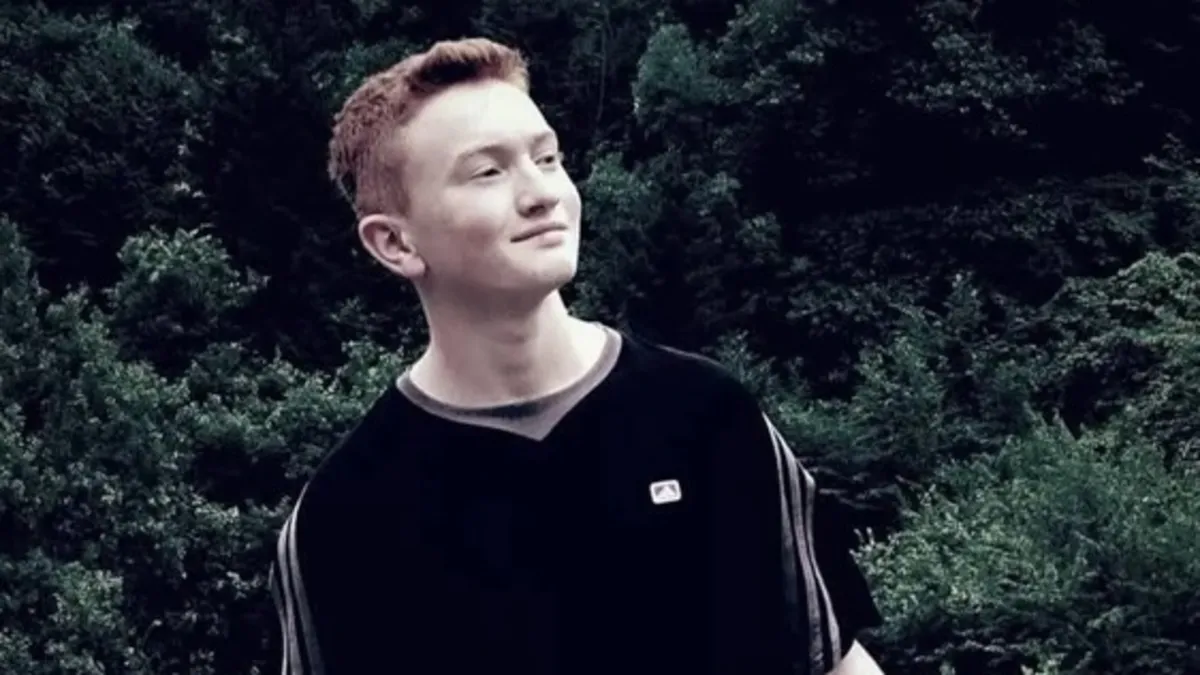 Minibüs direğe çarptı! Genç sürücü hayatını kaybetti Minibüs direğe çarptı! Genç sürücü hayatını kaybetti