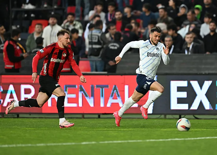 fenerbahce-4-dakikada-geri-dondu-sari-lacivertli-takim-gaziantep-fkyi-3-1-maglup-etti-1745689574558.jpeg