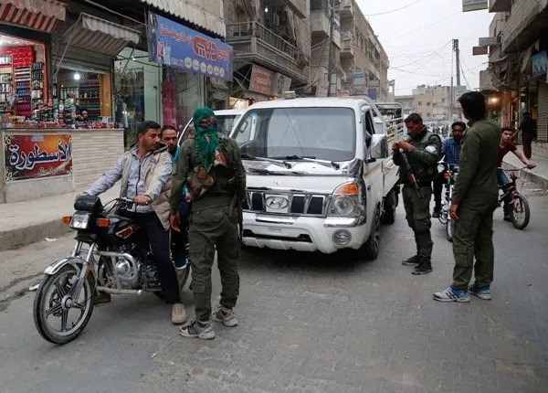 Şok fotoğraflar geldi! Menbic’te eli silahlı YPG’liler