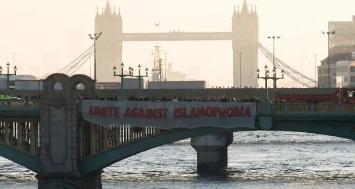 ingilterede-islamofobi-zirve-yapti-son-10-yilin-en-yuksek-seviyesinde-1728322476905.jpg
