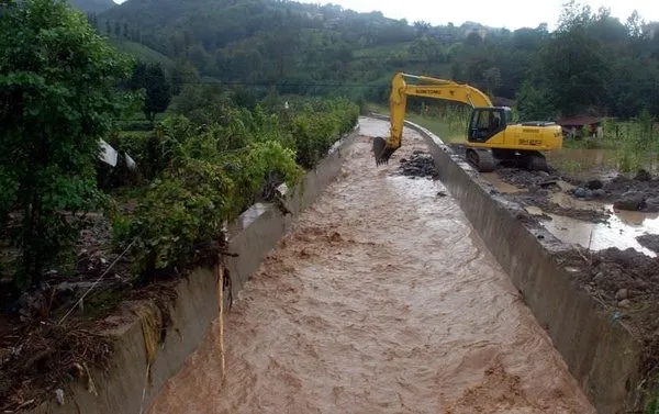 Rize'yi yağmur vurdu