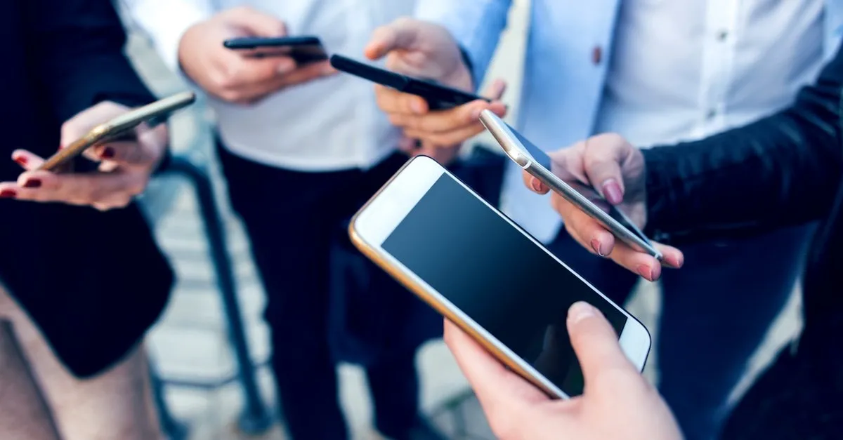 sizi hem dinliyor hem de izliyor