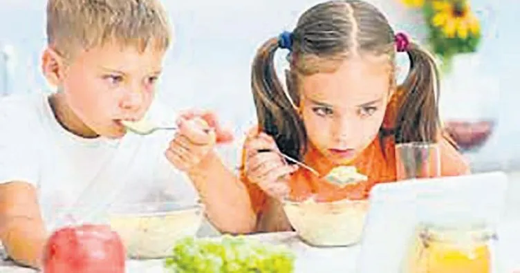 Yemek yerken ekrana bakan çocuklar daha kilolu