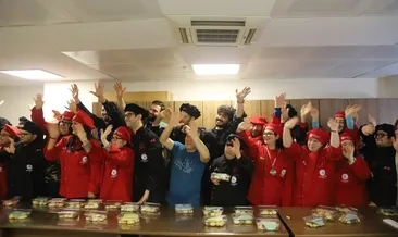 Depremzede kardeşleri için ramazan kurabiyesi yaptılar