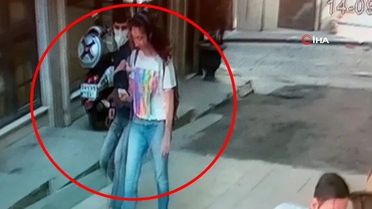 Son dakika... İstanbul Taksim’de genç kızın dehşeti yaşadığı anlar kamerada! Önce sessizce arkasından böyle yaklaştı | Video