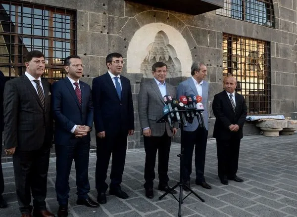 Davutoğlu bayram namazını Diyarbakır'da kıldı
