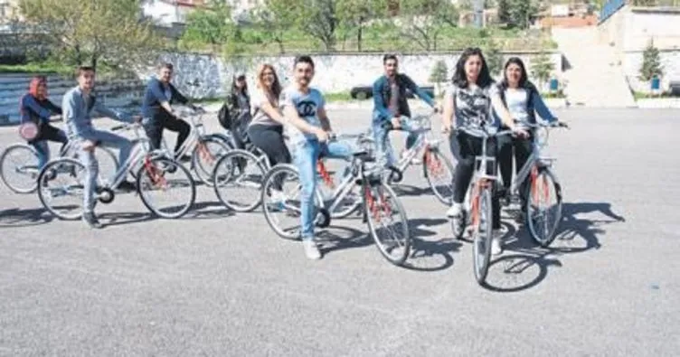 Üniversitelilere bisiklet dağıtıldı
