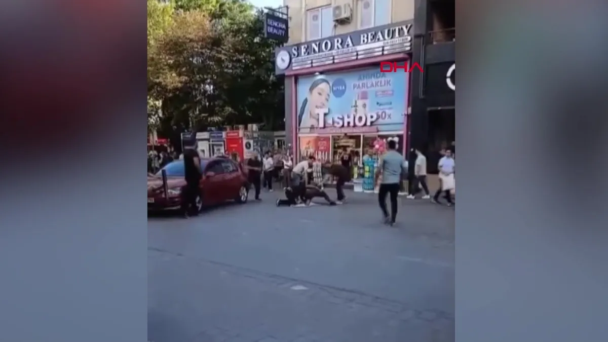 Tartıştığı kişiyi ensesinden bıçakladı! Bakırköy’de dehşete düşüren kavgada, işportacı yakalandı | Video videosunu izle Tartıştığı kişiyi ensesinden bıçakladı! Bakırköy’de dehşete düşüren kavgada, işportacı yakalandı | Video videosunu izle