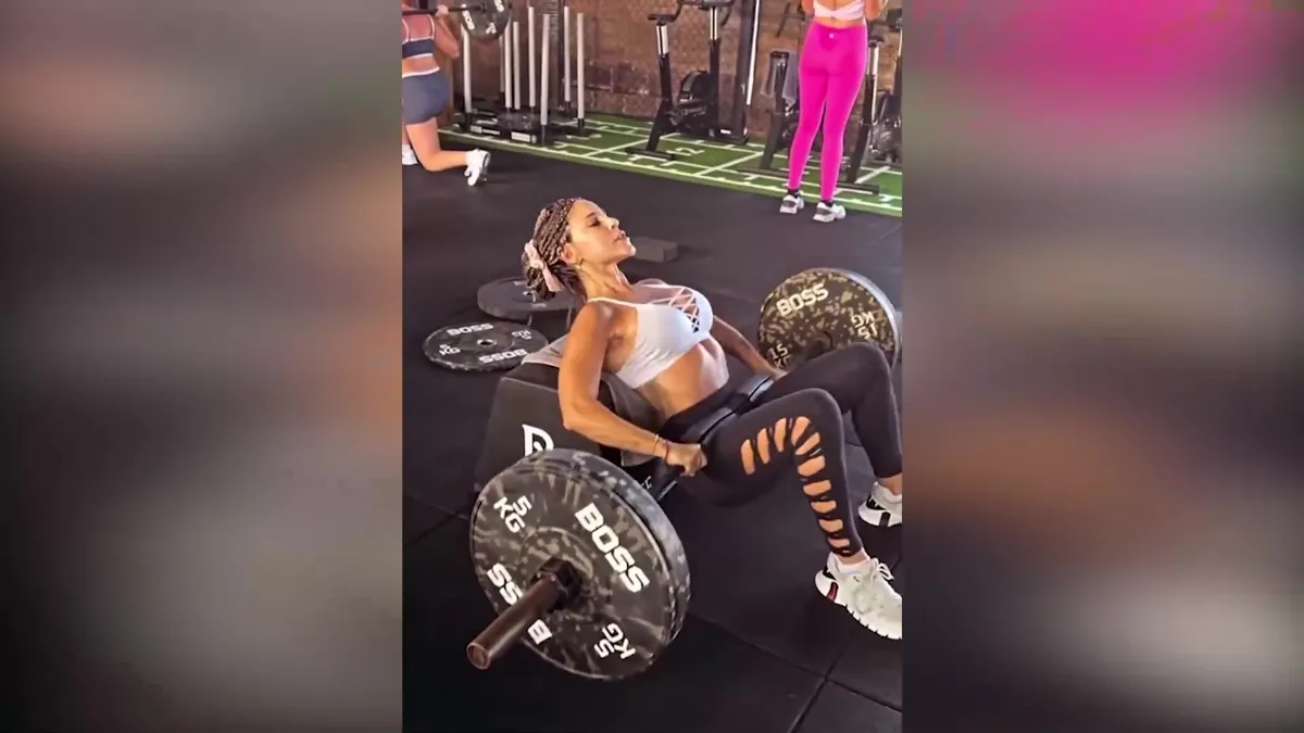 Kansere meydan okuyan Irmak Ünal’dan halter şovu | Video videosunu izle Kansere meydan okuyan Irmak Ünal’dan halter şovu | Video videosunu izle