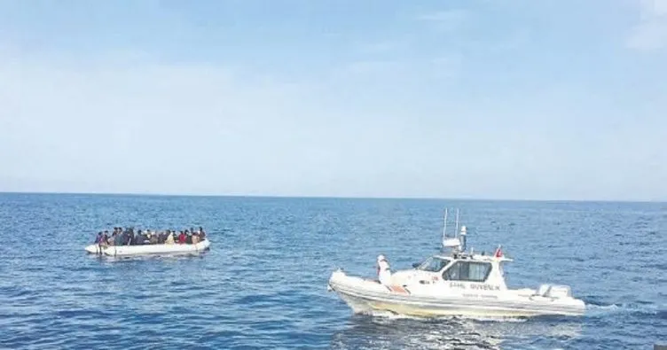 Foça’da 42 kaçak göçmen kurtarıldı