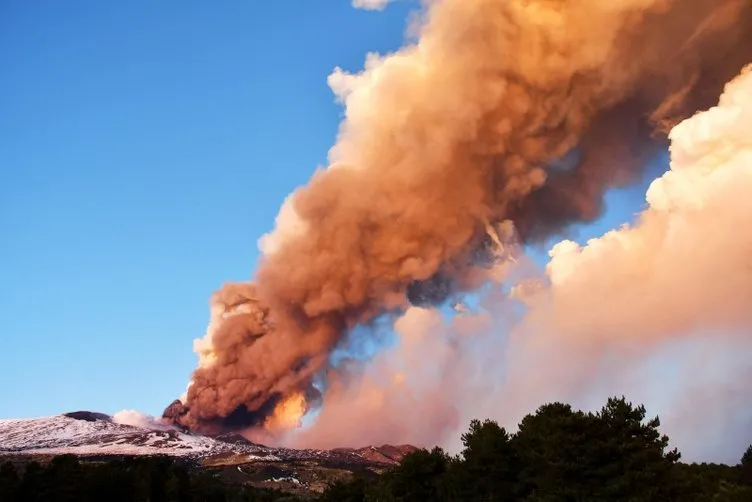 İtalya’da yanardağ patladı: Kül yağmuru, depremler...