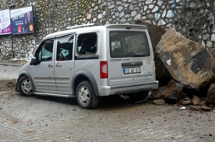Bitlis’te araçların üzerine kaya parçaları düştü