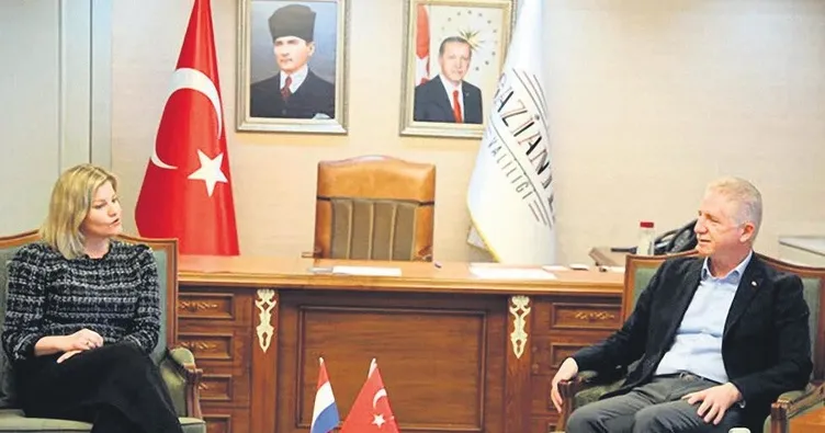 Hollandalı Bakan deprem bölgesinde