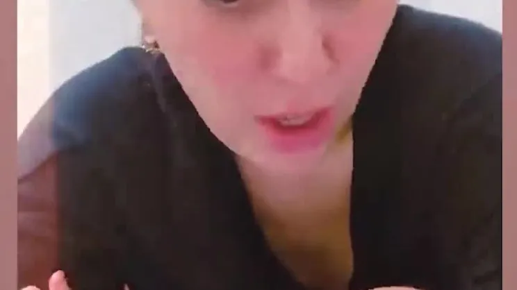 Bergüzar Korel bu kez de 3 aylık kızı Leyla’yı paylaştı! İşte Bergüzar Korel’in sevimli kızı Leyla! | Video