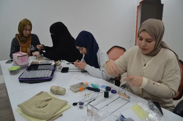 musta-kadinlar-el-sanatlari-kursunda-hem-ogreniyor-hem-de-ev-ekonomisine-katki-sagliyor-1764683342861.jpg